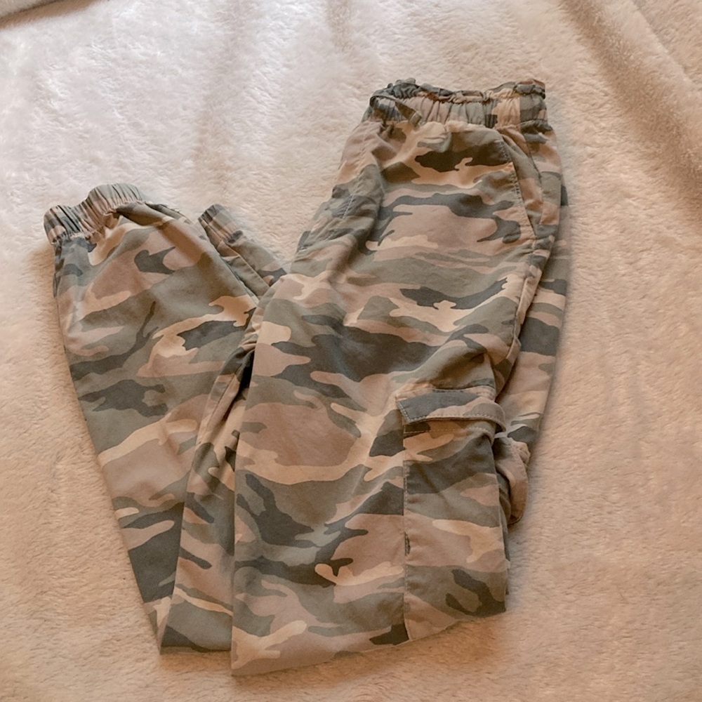 Abercrombie kids lightweight soft cargo camo pull on jogger pants
